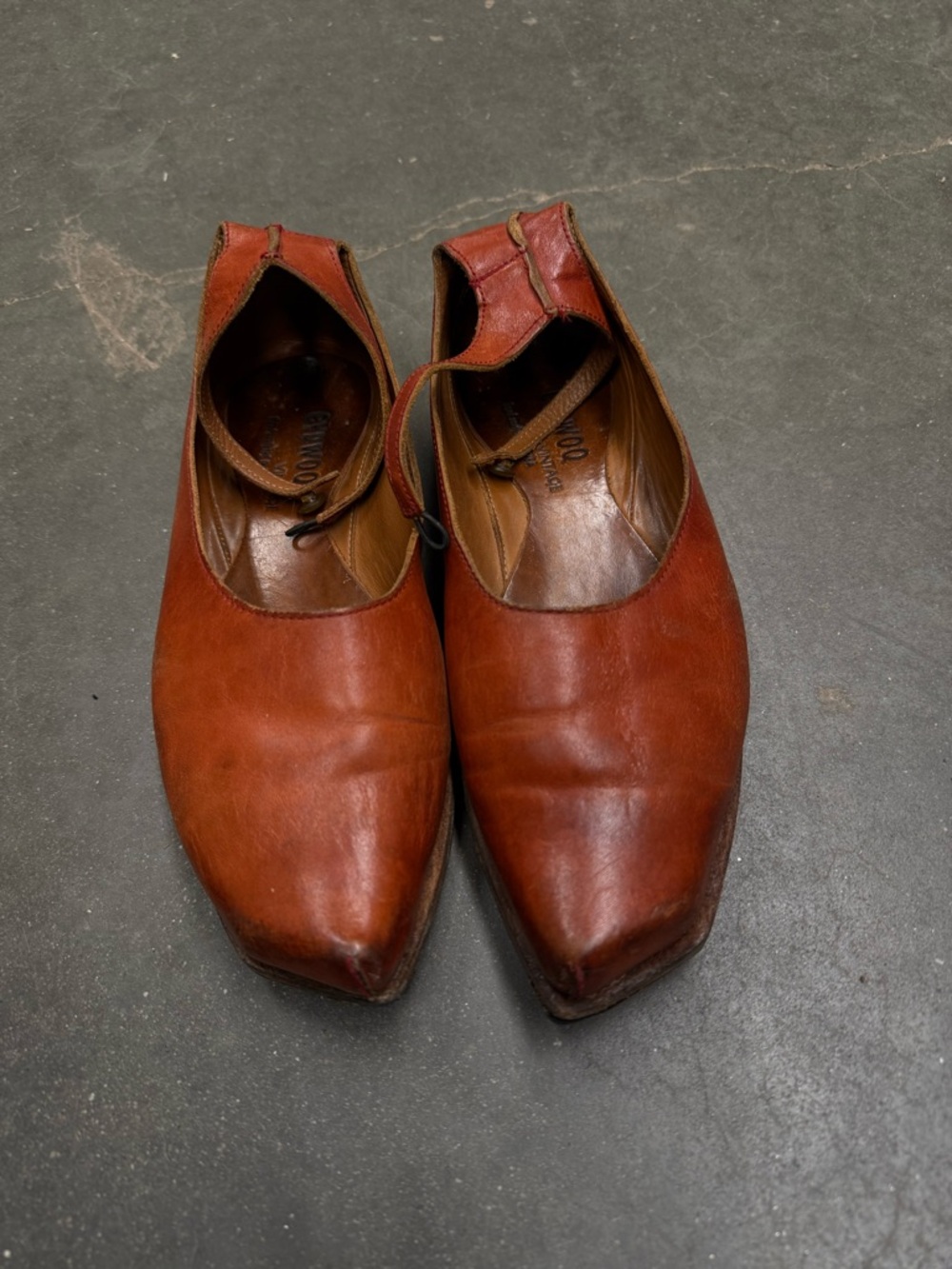 Cydwoq Womens Leather Slip-On Shoes in Red